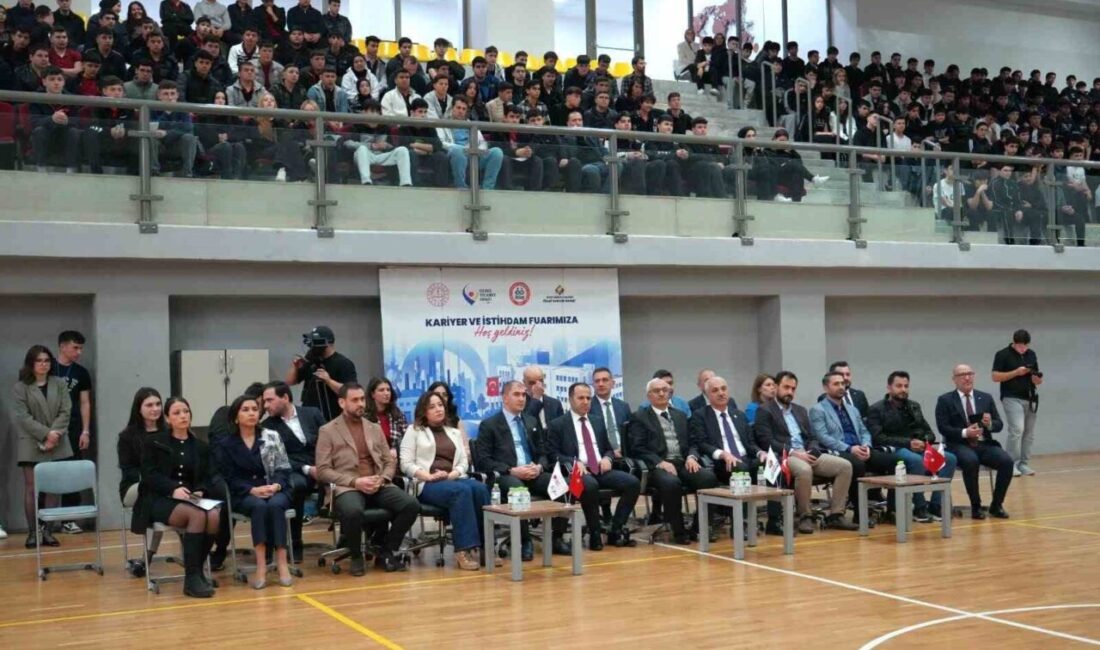 Kocaeli’nin Gebze ilçesinde düzenlenen “4. Geleneksel Kariyer ve İstihdam Fuarı”nda