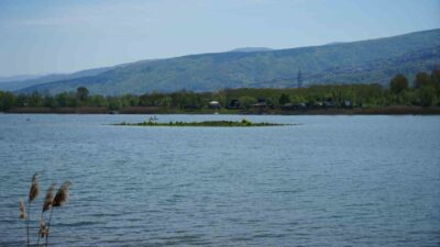 Sapanca Gölü’nde suların çekilmesiyle, yıllardır gölün altında kalan ve vatandaşların
