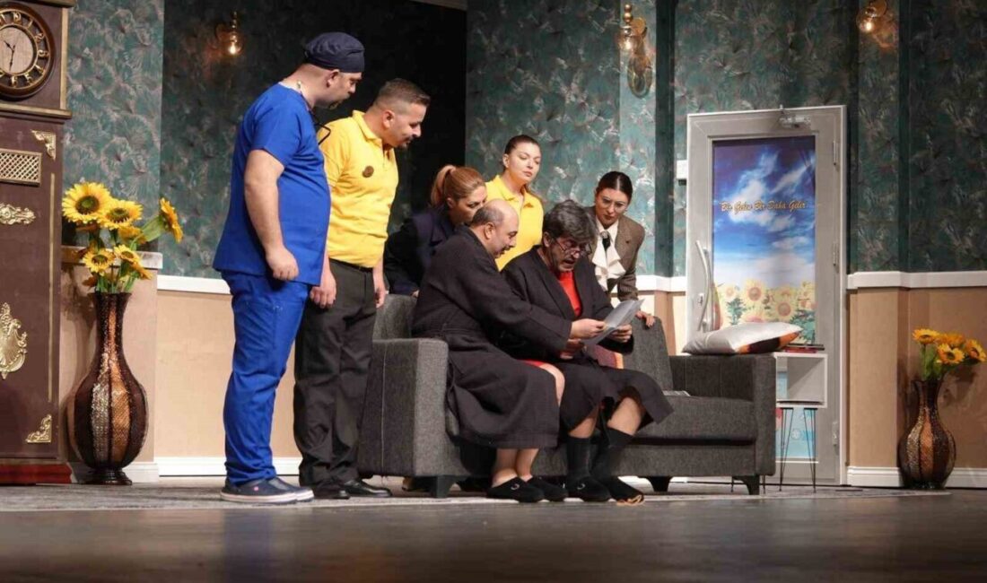 Düzce Belediyesi Şehir Tiyatroları sezonu açtı. Prömiyer gecesi düzenlenen Bugün