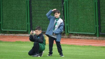 Kocaelispor-Göztepe maçında Serdar Dursun’un penaltı golünü kaydeden minik taraftar Ertuğrul