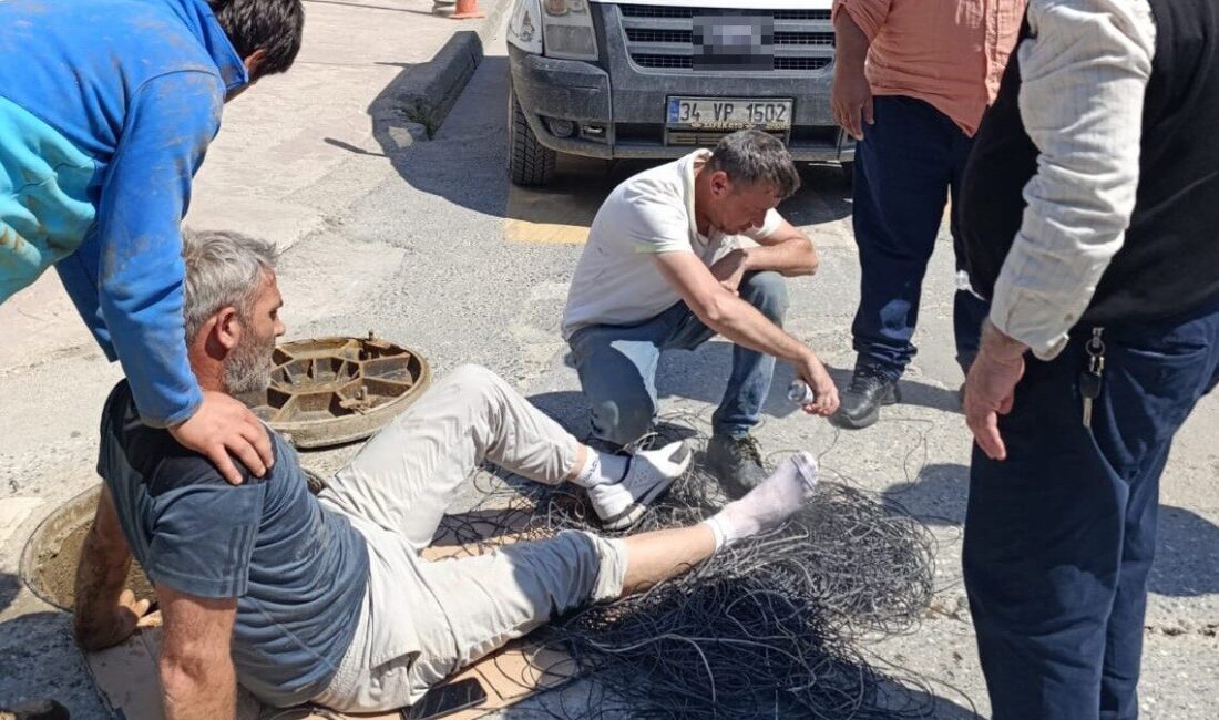 Sakarya’nın Akyazı ilçesinde cadde üzerinde çalışma yaptığı esnada servis aracının