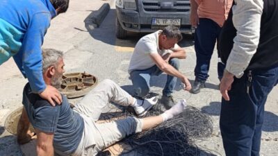 Sakarya’nın Akyazı ilçesinde cadde üzerinde çalışma yaptığı esnada servis aracının