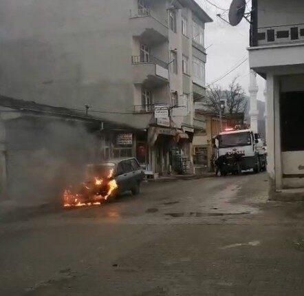 Kastamonu’nun Hanönü ilçesinde seyir halindeyken alevlere teslim olan otomobil kullanılmaz