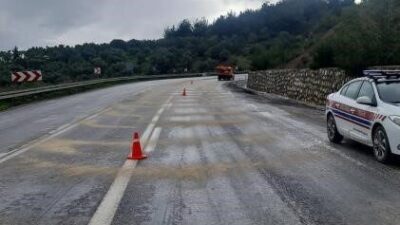 Bilecik’in Osmaneli ilçesine bağlı Osmaneli-İznik yolunda su birikmesi nedeniyle kaplama
