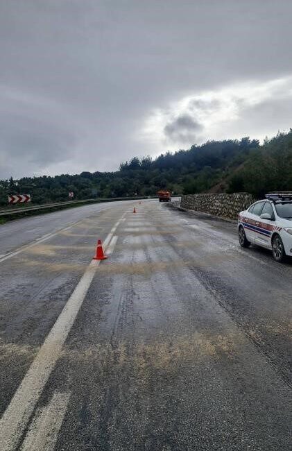 Bilecik’in Osmaneli ilçesine bağlı Osmaneli-İznik yolunda su birikmesi nedeniyle kaplama