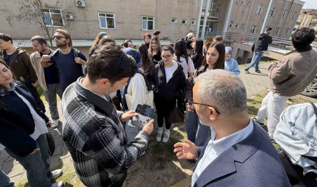SUBÜ Sakarya MYO’da düzenlenen ‘Sektörle Buluşma’ etkinliğinde öğrenciler dron kullanımı
