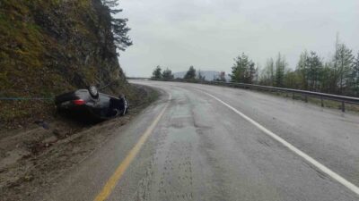Kastamonu’nun İnebolu ilçesinde takla atan otomobilin sürücüsü yara almadan kurtuldu.