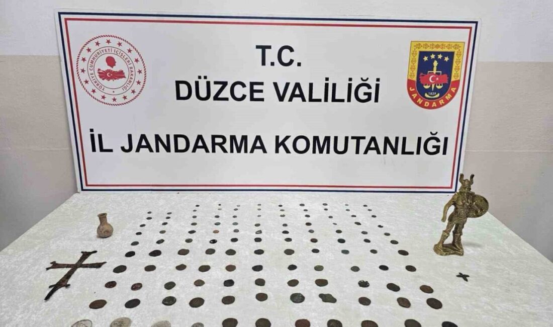 DÜZCE (İHA) – Düzce’de ellerindeki tarihi eserleri satmak için müşteri