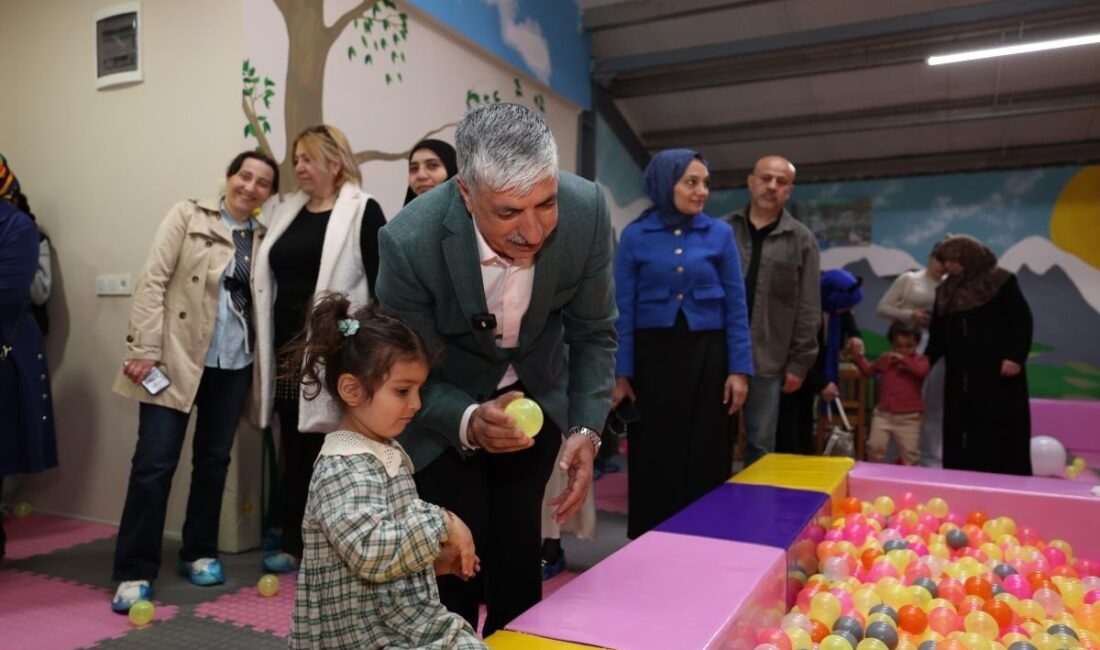 Dilovası’nda modernize edilen Tavşancıl Çocuk Oyun Evi, düzenlenen programla yeniden