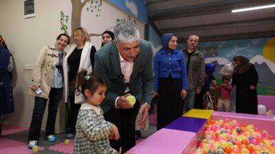 Dilovası’nda modernize edilen Tavşancıl Çocuk Oyun Evi, düzenlenen programla yeniden