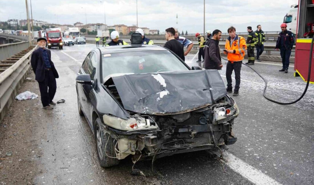 TEM Otoyolu’nun Kocaeli geçişinde seyir halindeki bir araçtan dökülen imalat