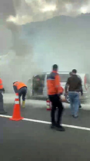 TEM Otoyolu’nun Düzce kesiminde seyir halindeyken motor kısmından alev alan