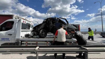 TEM Otoyolu’nun Kocaeli geçişinde kontrolden çıkan otomobilin yön levhasına saplandığı