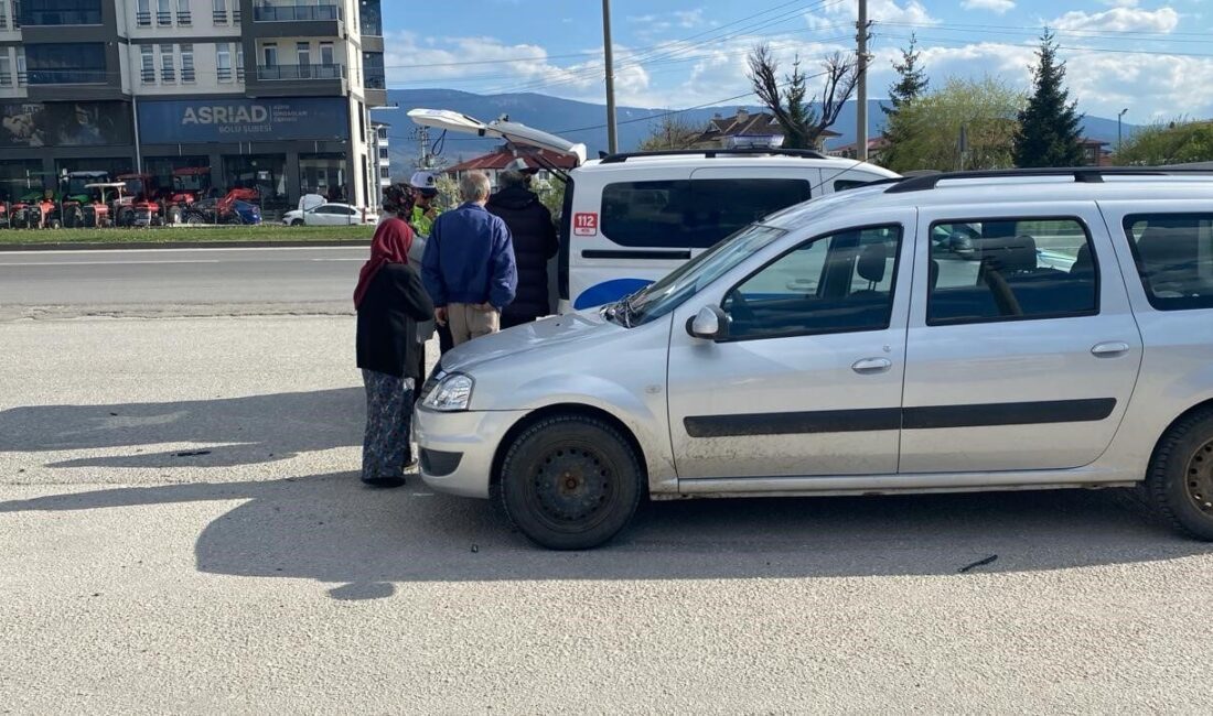 Bolu’da ters yönden gelen hafif ticari araç ile motosiklet çarpıştı.