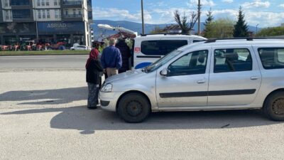 Bolu’da ters yönden gelen hafif ticari araç ile motosiklet çarpıştı.