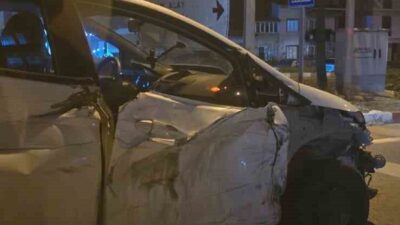 Bilecik’te sağ tarafından ağır hasar alan aracı trafikte gören sürücüler