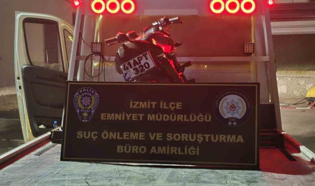 Kocaeli’nin İzmit ilçesinde akrobatik hareketlerle trafiği tehlikeye atan motosiklet sürücüsüne