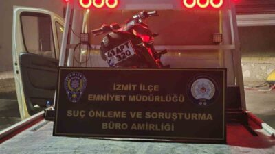Kocaeli’nin İzmit ilçesinde akrobatik hareketlerle trafiği tehlikeye atan motosiklet sürücüsüne