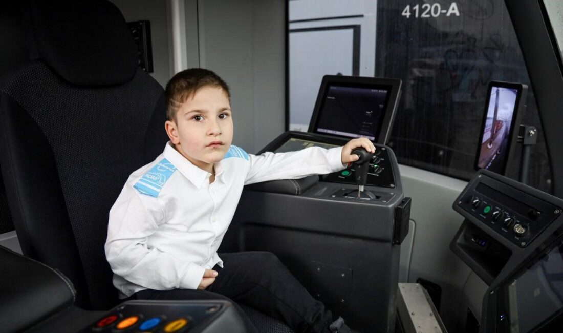 Kocaeli’de tramvaylara özel ilgi duyan 6 yaşındaki otizmli Muhammet Enes,