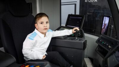 Kocaeli’de tramvaylara özel ilgi duyan 6 yaşındaki otizmli Muhammet Enes,