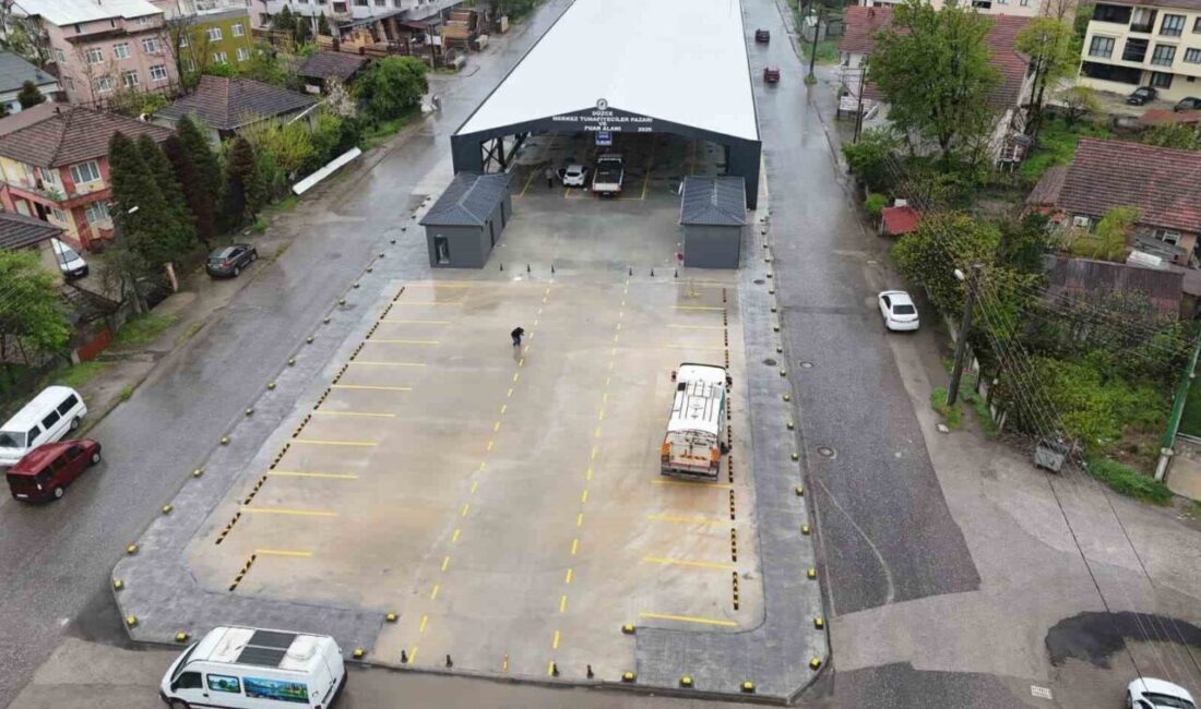 Düzce Belediyesi tarafından Aziziye Mahallesi’nde inşa edilen Tuhafiyeciler Pazaryeri, 23