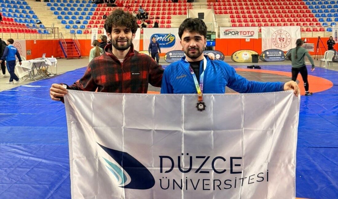 DÜZCE(İHA) –Düzce Üniversitesi Spor Bilimleri Fakültesi öğrencileri, Türkiye Güreş Şampiyonası’nda