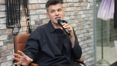 Kocaeli Moda Akademisi’nde düzenlenen kariyer günlerine katılan moda tasarımcısı Cihan