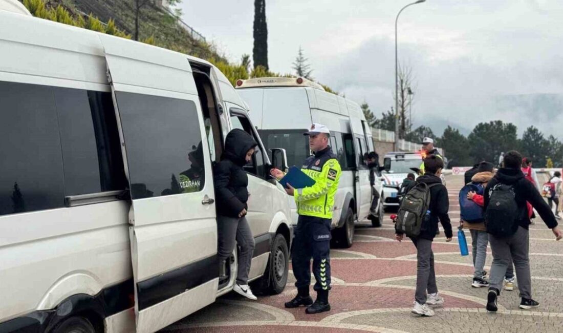 Bilecik’te jandarma ekipleri tarafından yapılan denetimlerde, üzerinde ’Okul Taşıtı’ yazısı