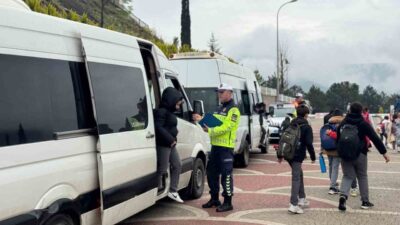 Bilecik’te jandarma ekipleri tarafından yapılan denetimlerde, üzerinde ’Okul Taşıtı’ yazısı