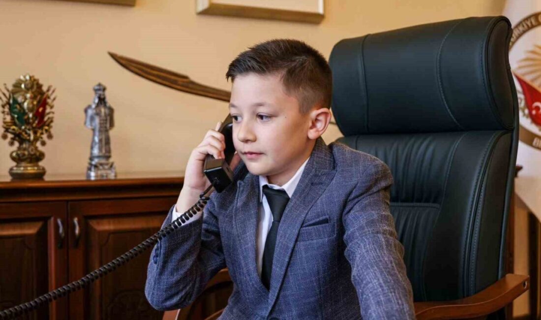 Bilecik Valisi Faik Oktay Sözer, 23 Nisan’da makamını minik Yiğit’e