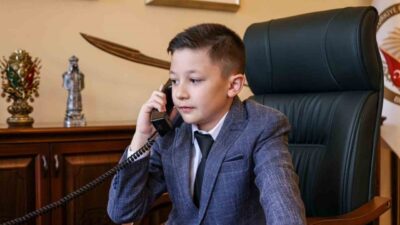 Bilecik Valisi Faik Oktay Sözer, 23 Nisan’da makamını minik Yiğit’e