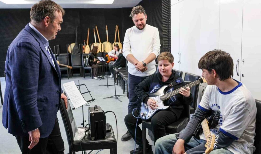 Bilecik Valisi Faik Oktay Sözer, Gençlik Merkezi’nde yürütülen faaliyetleri yerinde