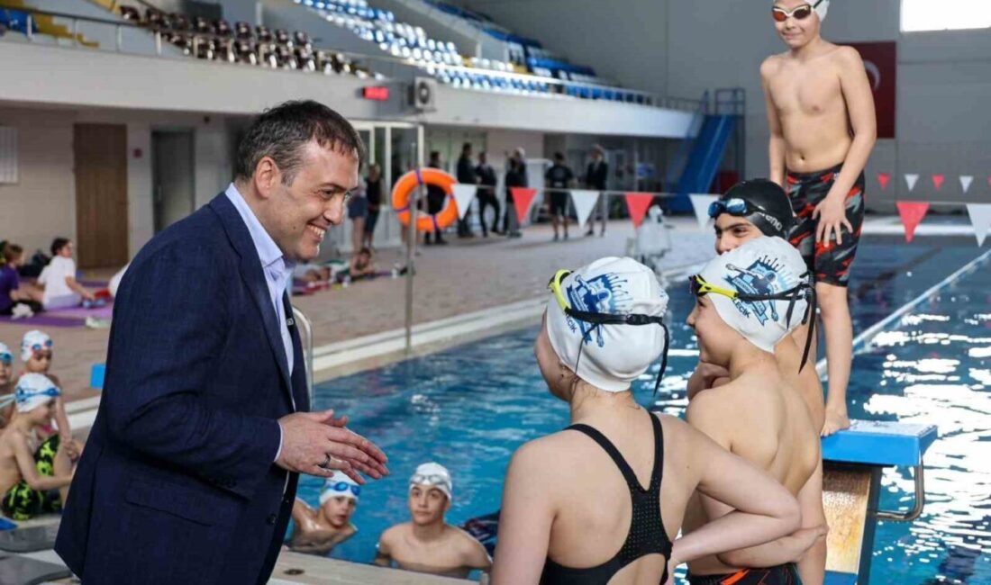 Bilecik Valisi Faik Oktay Sözer, kapalı yüzme havuzunda sporcular ile