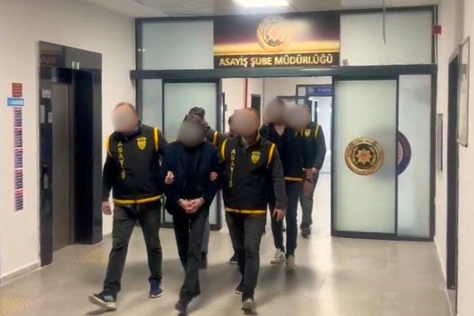 Yalova’da 3 ayrı kuyumcuda sahte altın satışı yaptığı belirlenen 3