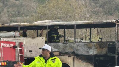 Yalova-Bursa kara yolunda seyir halindeki yolcu otobüsünün arka kısmında bulunan