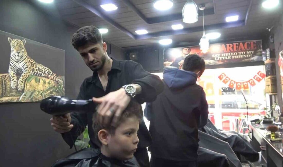 Yalova’da bir berber salonu, hem 23 Nisan Ulusal Egemenlik ve