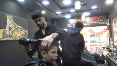 Yalova’da bir berber salonu, hem 23 Nisan Ulusal Egemenlik ve