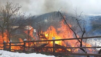 Kastamonu’nun İnebolu ilçesinde son 2 yılda meydana gelen yangınlarda evleri