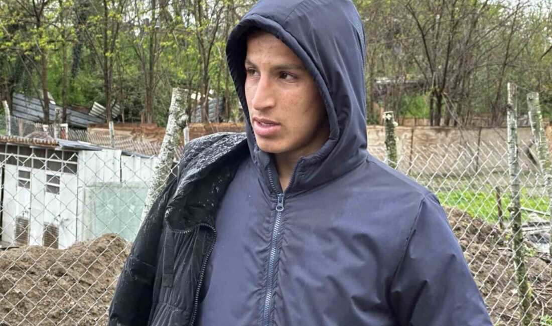 Sakarya Nehri’ne akrabasıyla birlikte balık tutan yabancı uyruklu çocuk, oltaya