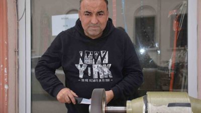 Bilecik’te 15 yıllık bıçakçı Kenan Çakır arife gününde müşterilerin taleplerine