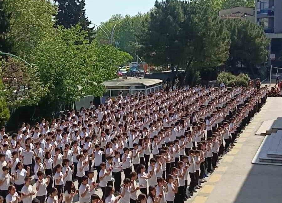 Kocaeli’nin İzmit ilçesinde 537 ortaokul öğrencisi, haftalar süren hazırlıkların ardından