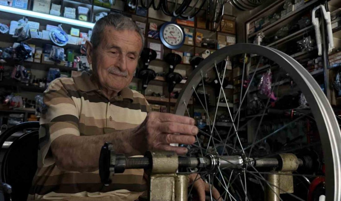 72 yıllık mesleğini, 85 yaşında ilk günkü heyecanla sürdürüyor Kocaeli’de 1953 yılında çırak olarak adım attığı bisikletçilik mesleğini 72