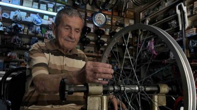 Kocaeli’de 1953 yılında çırak olarak adım attığı bisikletçilik mesleğini 72