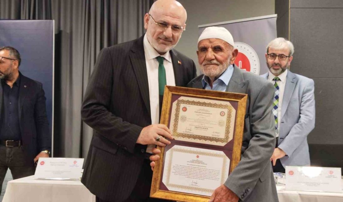 Bolu’da düzenlenen “Hafız Kal” Türkiye Finali’nde, 87 yaşındaki hafız İbrahim