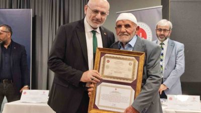 Bolu’da düzenlenen “Hafız Kal” Türkiye Finali’nde, 87 yaşındaki hafız İbrahim