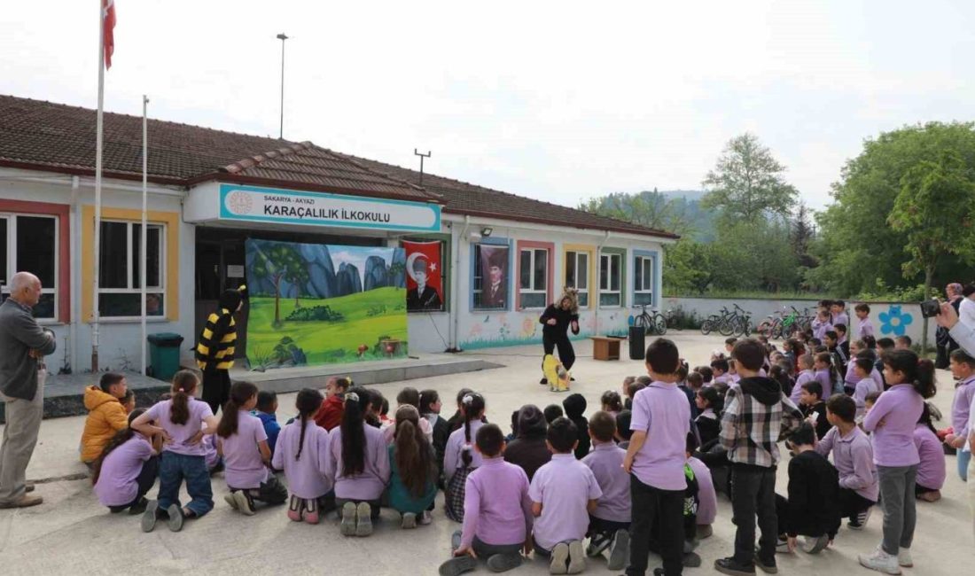 Akyazı’da hayata geçirilen “Minik Kalpler-İlk Tiyatrom” projesi kapsamında, ilkokul düzeyindeki