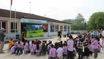 Akyazı’da hayata geçirilen “Minik Kalpler-İlk Tiyatrom” projesi kapsamında, ilkokul düzeyindeki