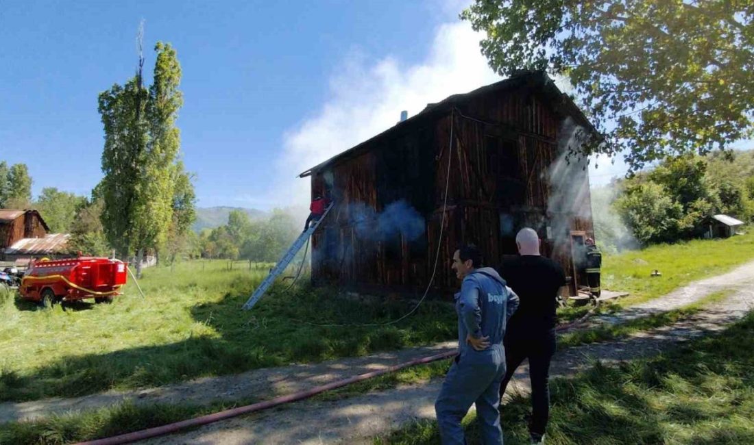 Bolu’nun Mudurnu ilçesinde iki katlı ahşap evde çıkan yangın, itfaiye