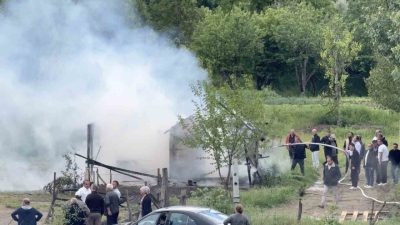 Kastamonu’nun Hanönü ilçesinde soba parlaması neticesinde alevlere teslim olan ev