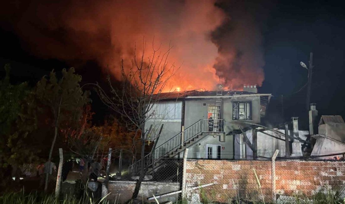 Kastamonu’nun Tosya ilçesinde çıkan yangında iki katlı ev kullanılmaz hale